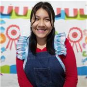 Profesora de educación inicial imparte clases o reforzamientos a niños de 3 a 5 años